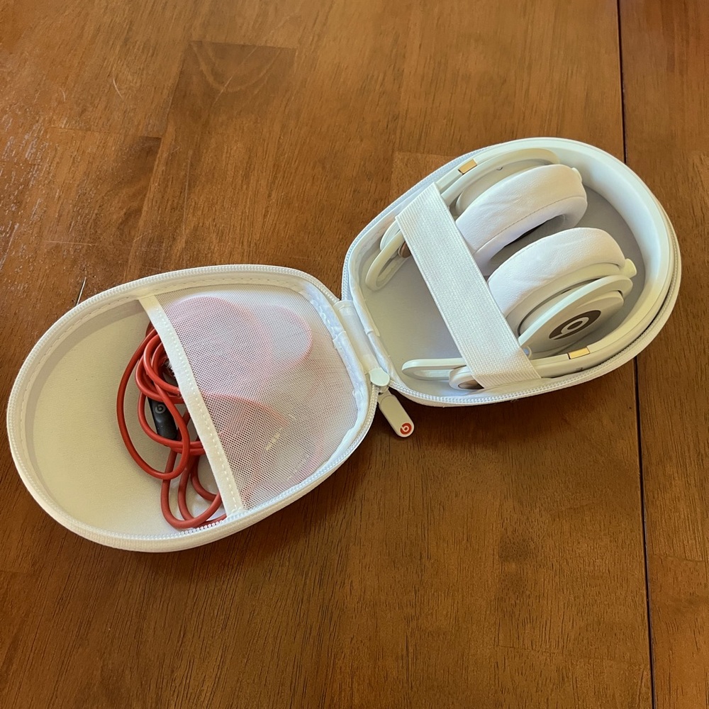 BEATS BY DRE (case, 2 audio cable cords, adjustable headphones)